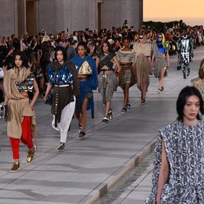 Слънцето доминира новата круизна колекция на &lt;em>Louis&lt;/em> &lt;em>Vuitton&lt;/em>