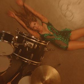 Майли Сайръс възпя краят на света