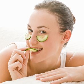 Класика или мит: краставица за околоочен контур