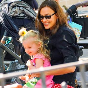 Две красиви момичета – Ирина Шейк на разходка с дъщеря си Леа