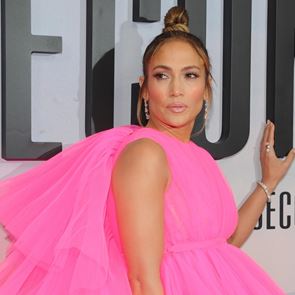 Да, Джей Ло носи онази гривна от 2002 г