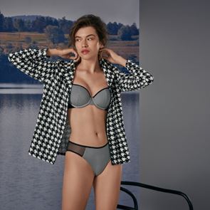 Винтидж романтика и флорални бродерии властват при бельото този сезон