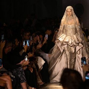 <em>Elie</em> <em>Saab</em> връща драмата на Барока с модерен прочит