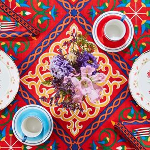 Първата колекция съдове от &lt;em>Carolina&lt;/em> &lt;em>Herrera&lt;/em> x Cabana грее в ярки багри