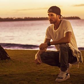 Енрике Иглесиас посреща лятото с горещ нов хит