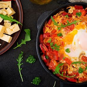 Шакшука с пресни подправки и фета сирене