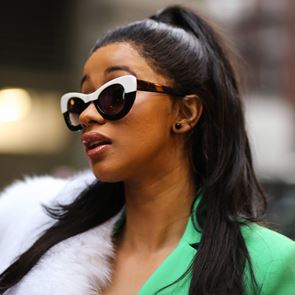 Домашната маска за <em>коса</em> на Карди Би