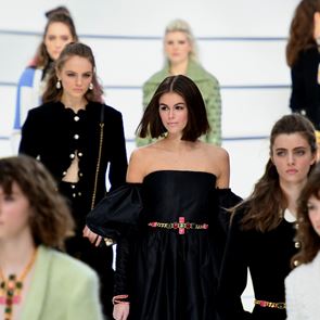 Храна, маски и билети за метро, това са най-интересните покани за модни ревюта