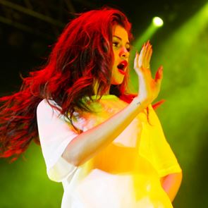 Селена Гомес представя първото си испаноезично EP