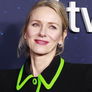 &lt;em>Наоми&lt;/em> &lt;em>Уотс&lt;/em> показа разкошен годежен пръстен