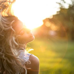 Да, нормално е косата ни да пада повече през есента