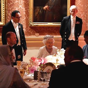 Обява по кралски: &lt;em>Елизабет&lt;/em> &lt;em>II&lt;/em> търси страстен готвач