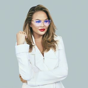 Криси Тейгън се скара на богатите си приятели