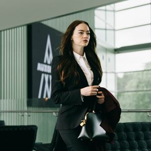 Йоргос Лантимос и &lt;em>Ема&lt;/em> &lt;em>Стоун&lt;/em> се завръщат с мрачната &quot;Бугония&quot;, а ние ви каним на кино с награди