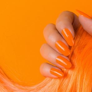 Оранжево небето, оранжево морето, оранжева тревата, оранжев и маникюрът