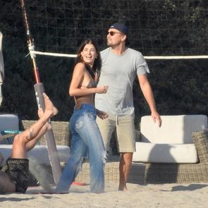 Леонардо Ди Каприо и красавицата на плажа