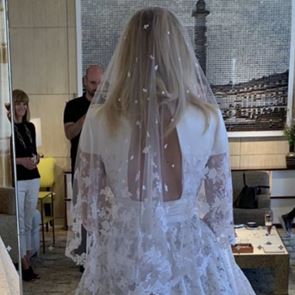 Сватбената рокля на Софи Търнър – пазена в тайна, но разкрита