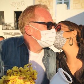 Горещата лятна ваканция на <em>Салма</em> <em>Хайек</em> в Гърция