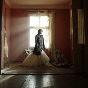 &lt;em>Кристен&lt;/em> &lt;em>Стюарт&lt;/em> омагьосва в официалния трейлър за &quot;Спенсър&quot;