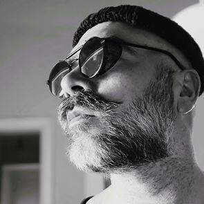 Coyot бяга като койот, но е истински човек