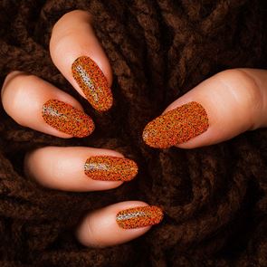 Бляскавите &lt;em>нокти&lt;/em> са празничният хит в маникюра