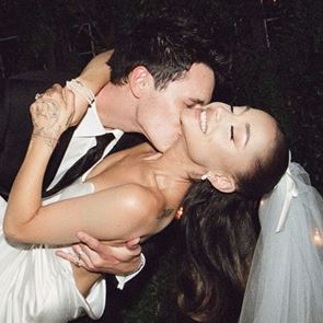 &lt;em>Ариана&lt;/em> &lt;em>Гранде&lt;/em> показа първите снимки от сватбата