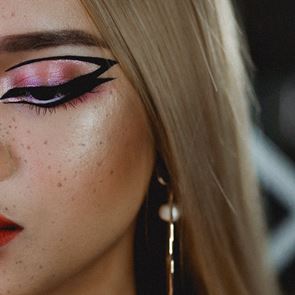 Заблестете с този лесен коледен грим