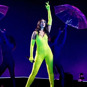 Всички WOW аутфити от световното турне на Дуа Липа