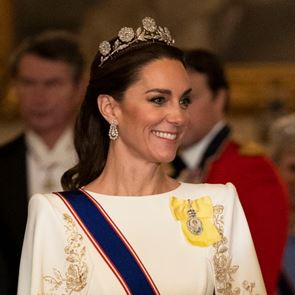 Кейт Мидълтън дебютира с тиара от миналия век