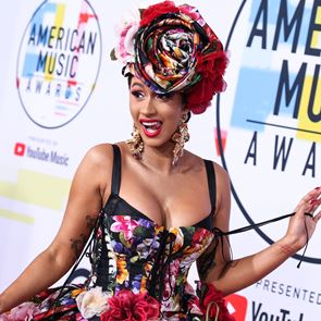 Карди Би дарява по 1000 ДОЛАРА НА ЧАС за борбата с коронавируса