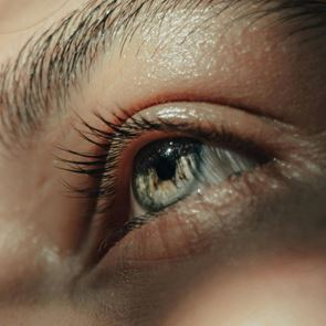 Как да се справим със сухите и уморени очи