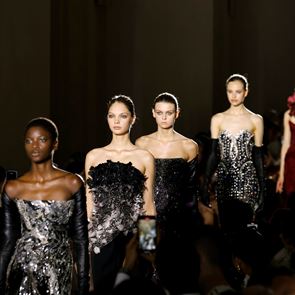 <em>Elie</em> <em>Saab</em> - в царството на магията и кадифето