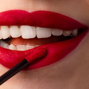 Точно така, устните ти имат нужда от това червило
