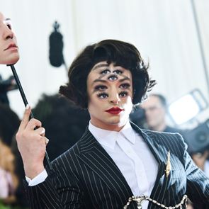 Стилът на Езра Милър е от друго измерение