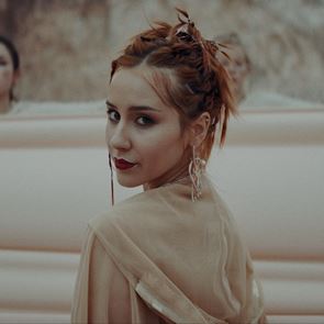 <em>MONA</em> представя „Сила", която дава глас на тишината и обединява светове