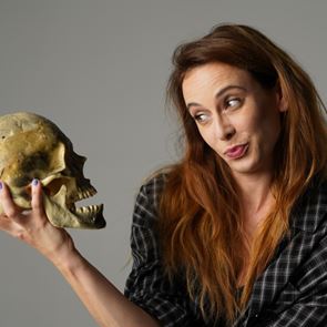 Весела Бабинова &lt;em>и&lt;/em> нейният &quot;Пистолет в торнадо&quot;