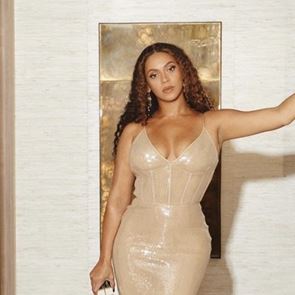 Златна кралица: &lt;em>Бионсе&lt;/em> в цялото си великолепие по време на гала вечер на съпруга си