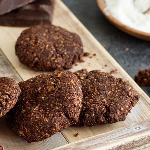 Веган бисквитки с черен шоколад и сурови бадеми