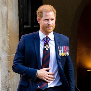 Чарлз III връчва отличие на Уилям, предназначено за <em>Хари</em>