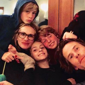 &lt;em>Джулия&lt;/em> &lt;em>Робъртс&lt;/em> отпразнува годишнина от сватбата си с личен кадър