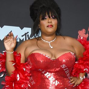 Lizzo продължава да се снима гола, но го прави с цел