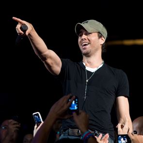 Енрике Иглесиас танцува с двумесечната си дъщеря в Instagram