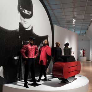 Програма минимум за август: Пиер Карден, Оливие Тейскенс и други модни изложби