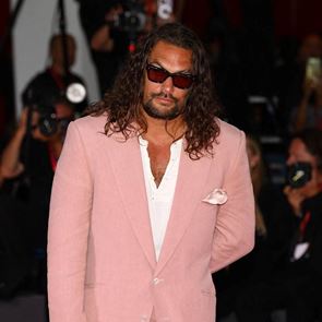 Джейсън Момоа с розов костюм и сандали Birkenstock на фестивала във Венеция