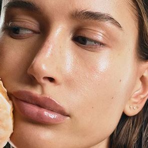 Как Хейли Бийбър постига супер сияен тен