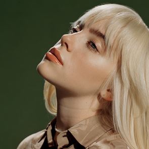 Били Айлиш с нов сингъл и предизвикателно видео