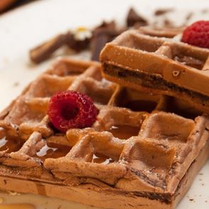 Шоколадови гофрети с карамелен сос и пресни плодове