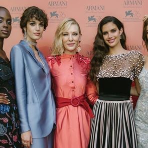 Червена коприна и черно кадифе: <em>Кейт</em> <em>Бланшет</em> и Тина Кунаки на Armani Beauty