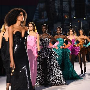 Versace се насочи към абсолютната класика