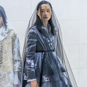 Седмицата на модата в Лондон отдаде почит към Нейно Величество